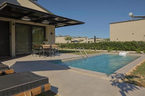 Olymbiaki Akti Villa | MERAKI - Seaside Pool Villa & Private Parking