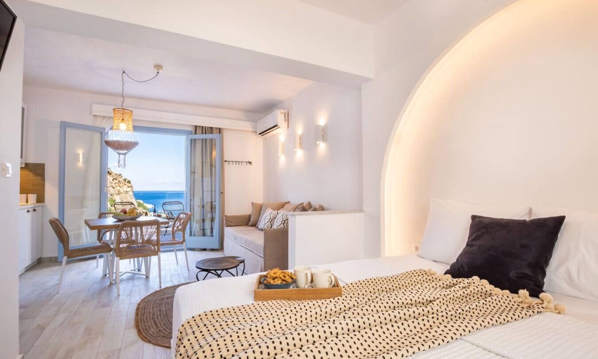 Aperio Apartment | Modern Sea-View Suite with Private Balcony – Yploui Suites Karpathos