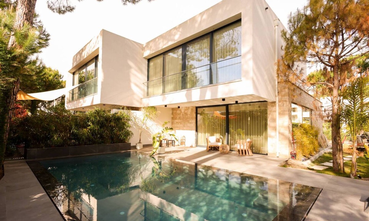 Ishem Apartment | Modern Villa, Private Pool in the Pines