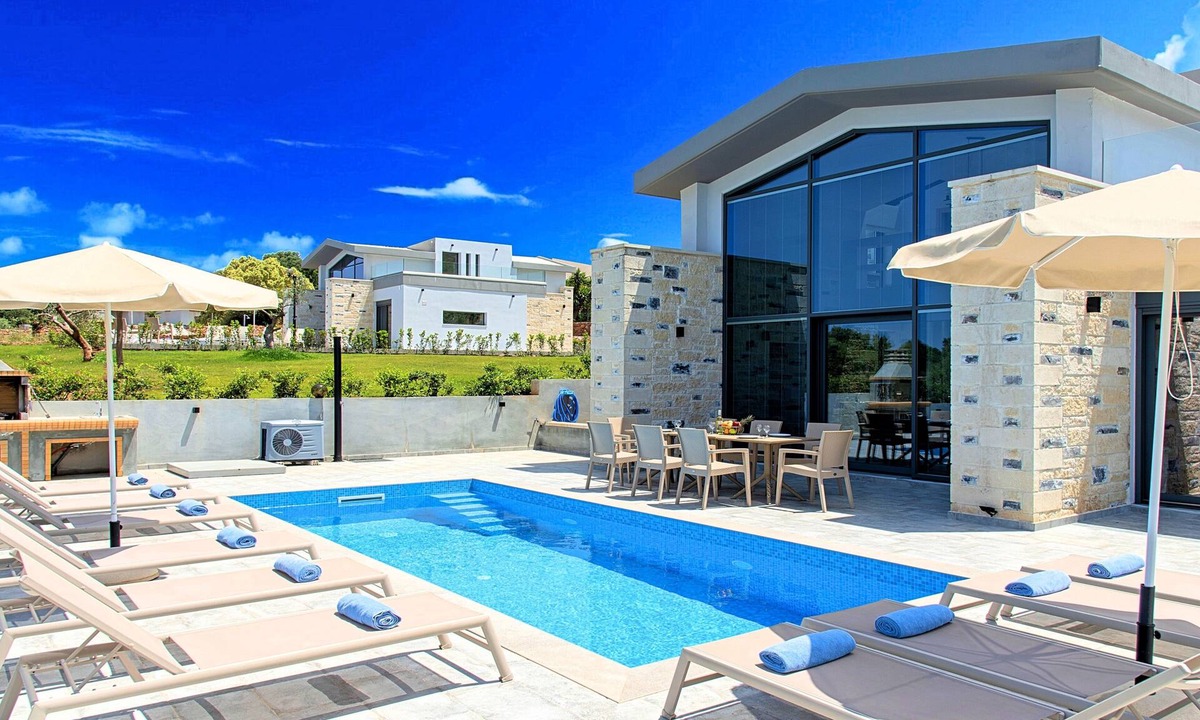 Mathes Villa | Moonlight Grand Villa 3 Heated Pools 45 guests