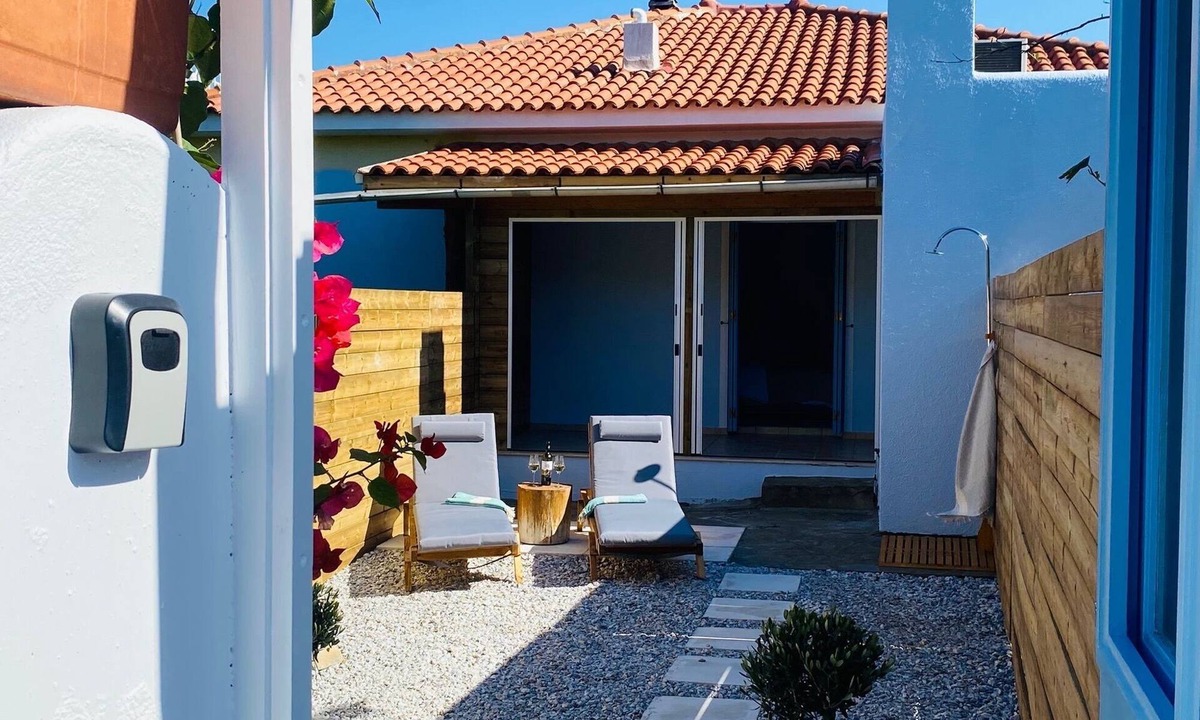 Ireon Bed & Breakfast | New! Romantic house with garden & outdoor shower– Bougainvillea Holiday Home