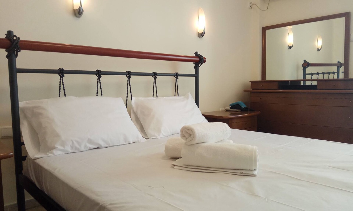 Moschato-Tavros Hotel | Omiros