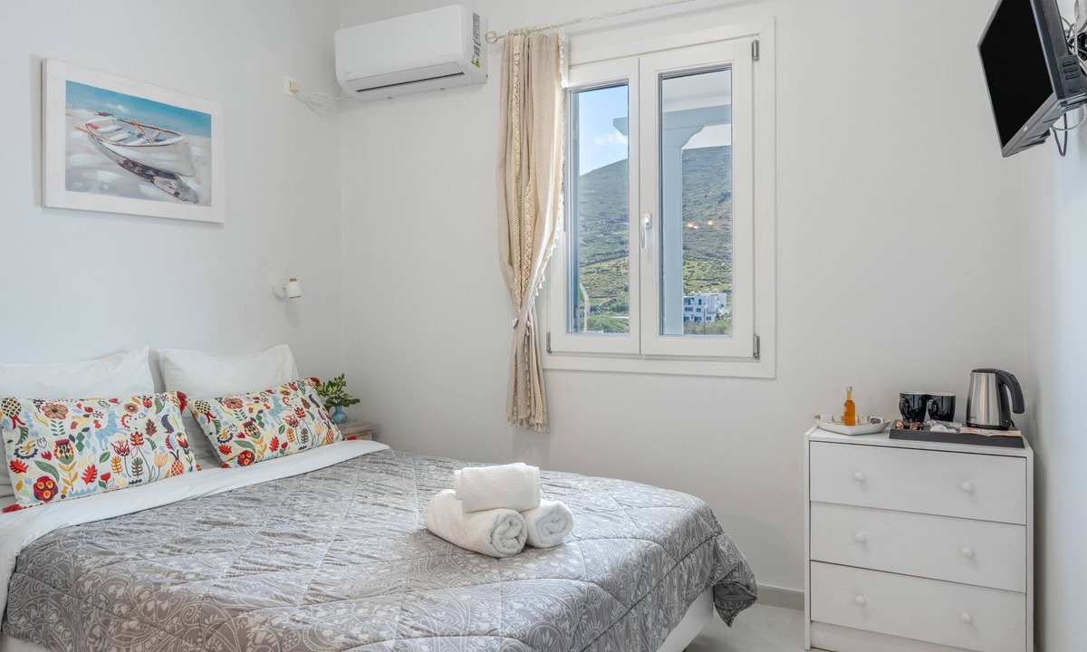 Katapola Apartment | One-Bedroom No 4 with Sea View, Wi-Fi and Air Conditioning
