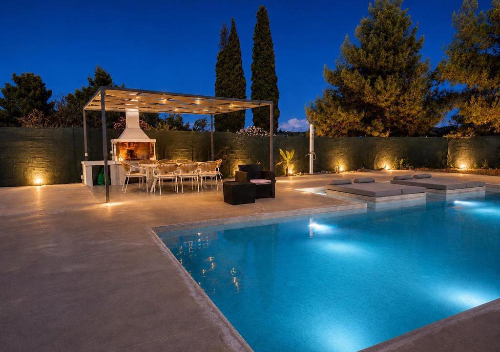 Neromilos House | Paloma Mansion- Villa with Private Pool Embraced by Nature By Villa Mana Gers