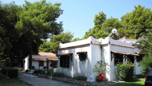 Troulos Apartment | PARACHOS Trulos beach accomodation 500 metres from the sea