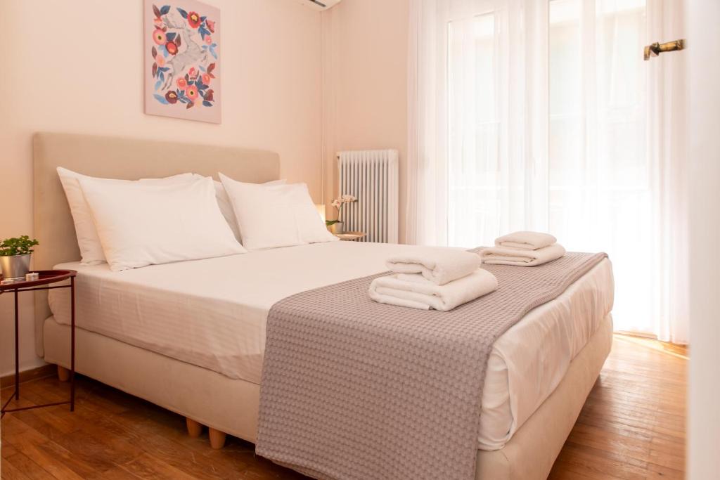 Pasalimani Apartment | Piraeus Pasalimani Veranda for up to 6, near metro