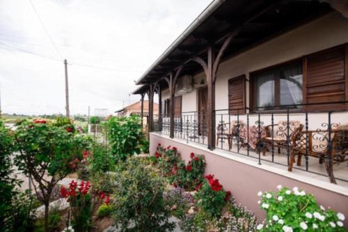 Katerini House | Red Roses-Traditional House
