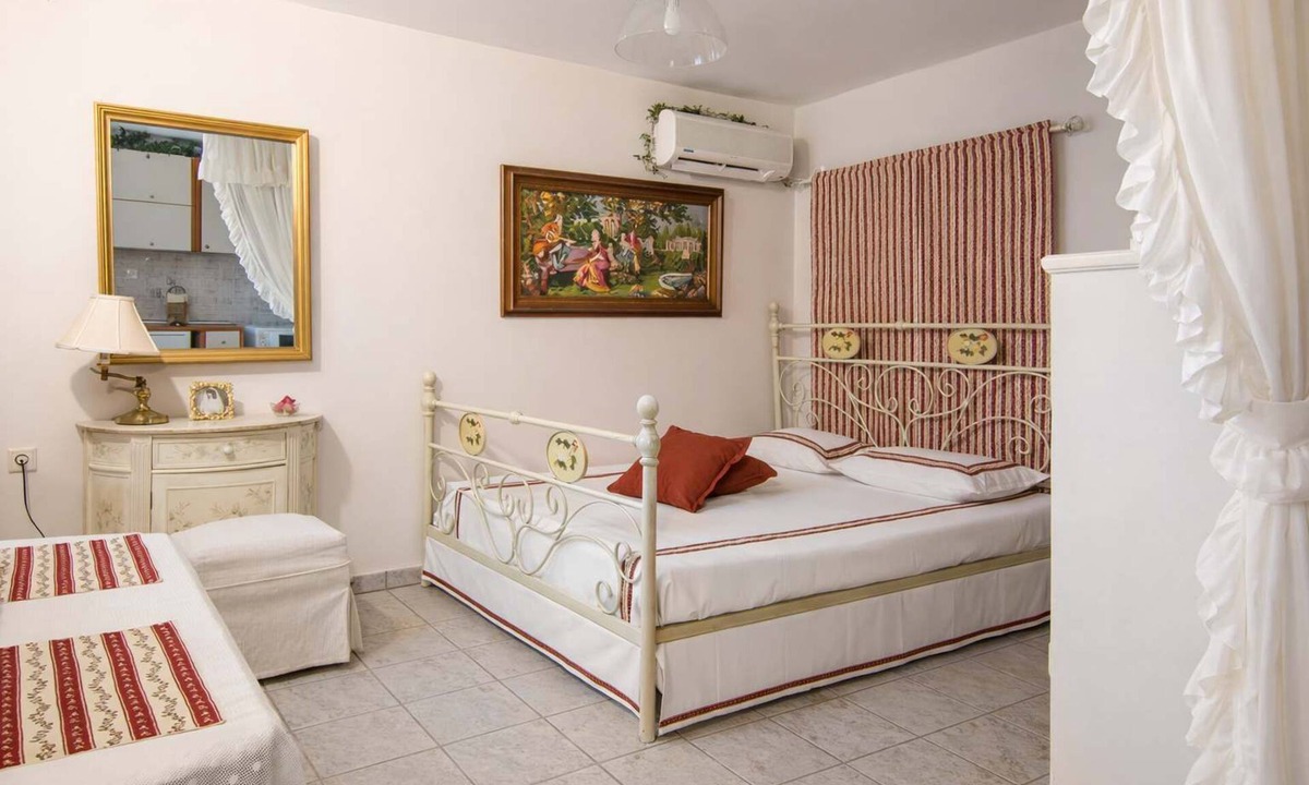 Nees Pagases Apartment | Rococo Style - Romantic Seaside Stay near Volos