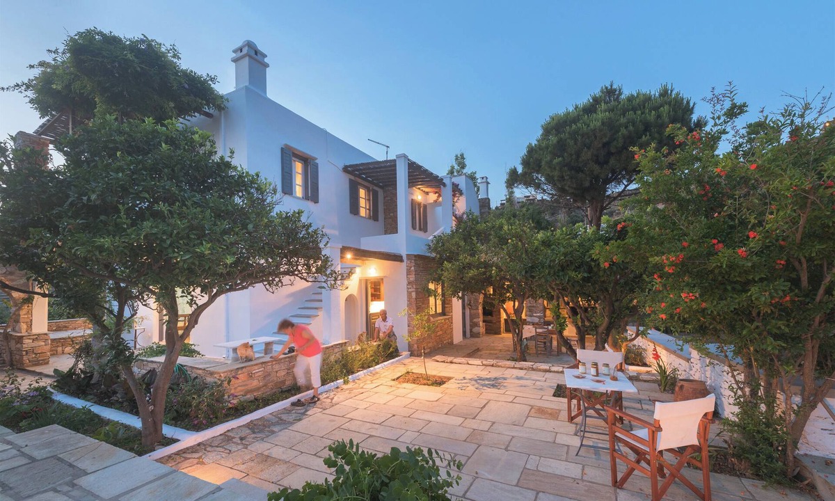 Agios Romanos Villa | Romano garden house on the island of Tinos.
