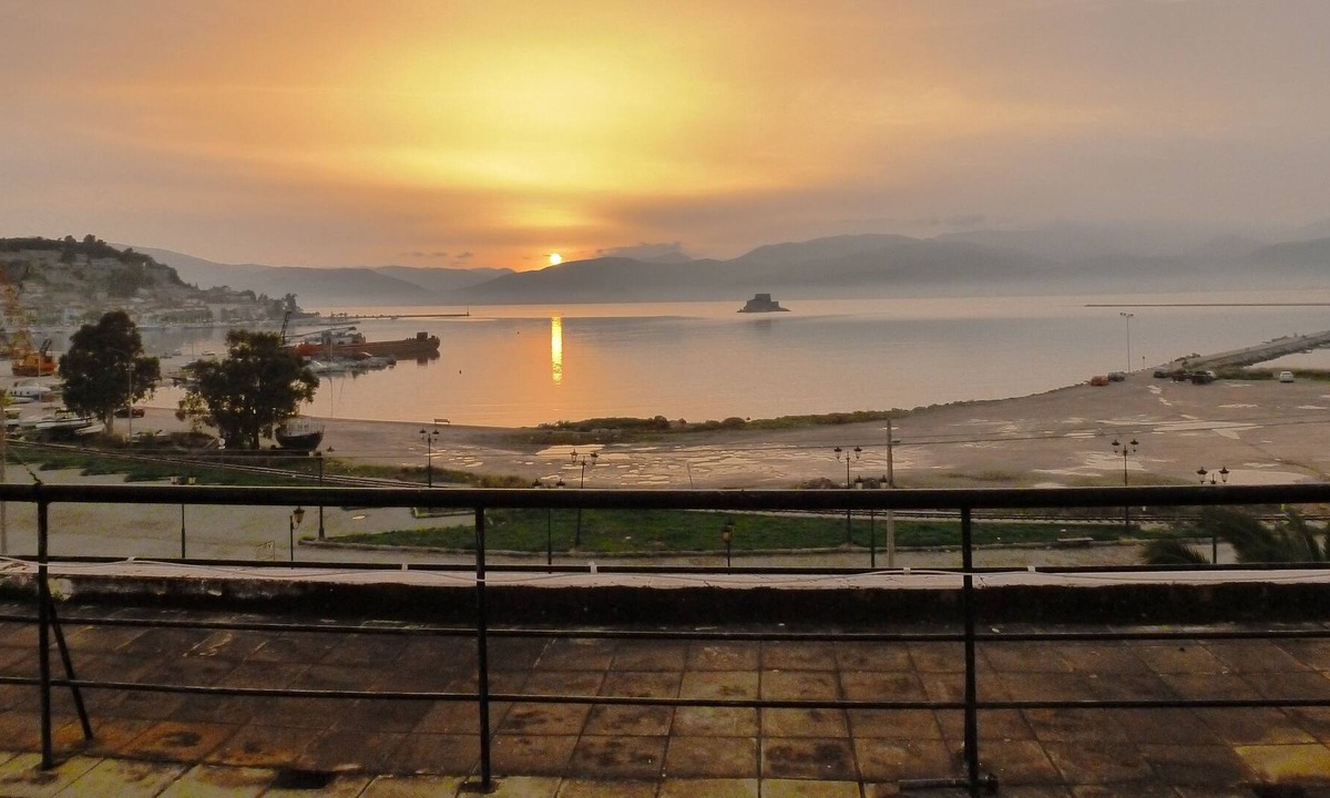 Nafplion City Centre Apartment | Rooftop ocean and mountain view - see the city from my rooftop!