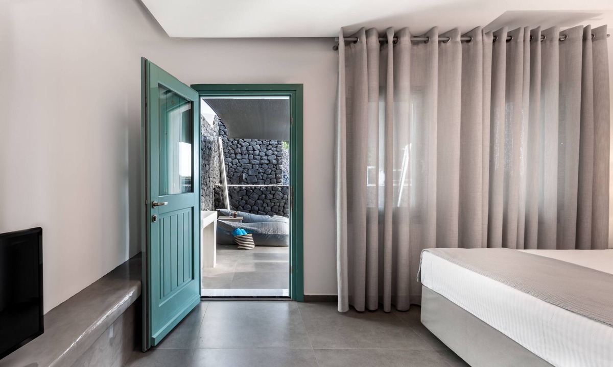 Agios Georgios Hotel | Santa Irina Luxury Sunny Lofts