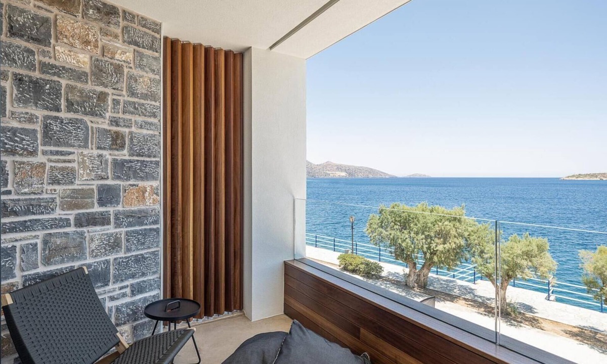Agios Nikolaos Town Apartment | Seannamon Sea View Suite 1 steps from the beach