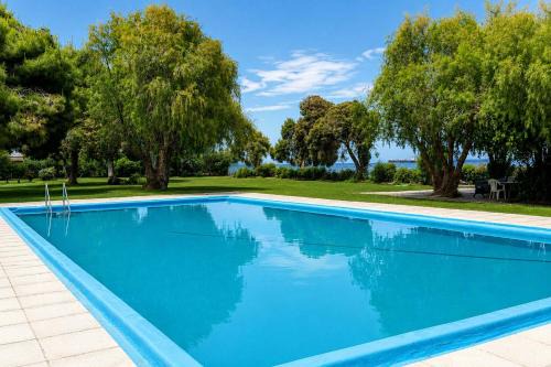 Katakali Apartment | Seaside Almyra Stay with pool Agioi Theodoroi