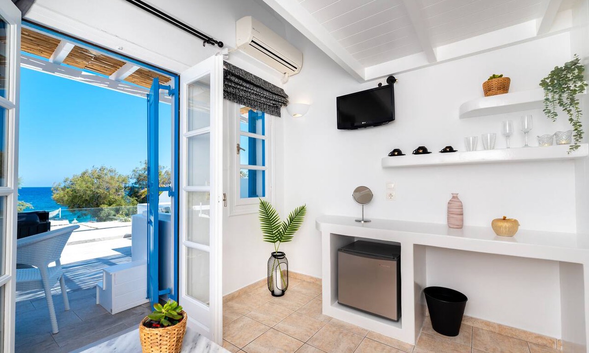 Kamari Hotel | Seaside Breeze