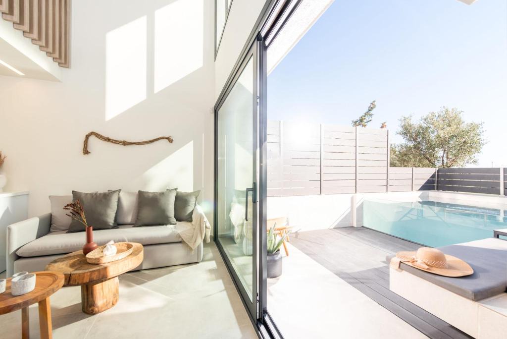 Nea Iraklia Villa | Serene Villas Halkidiki - Cfront private pool