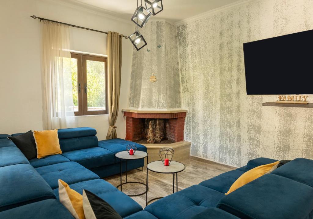 Alones Apartment | Sifis' House, Authentic Family Retreat!