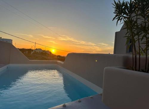 Finikia Villa | Signature Santorini Villa 2 Bedroom Villa Private Jetted Pool & Beautiful