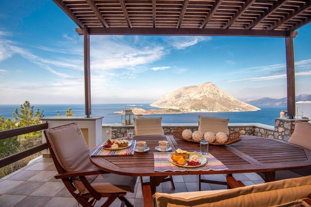 Kamari House | Sky & Sea View Retreat