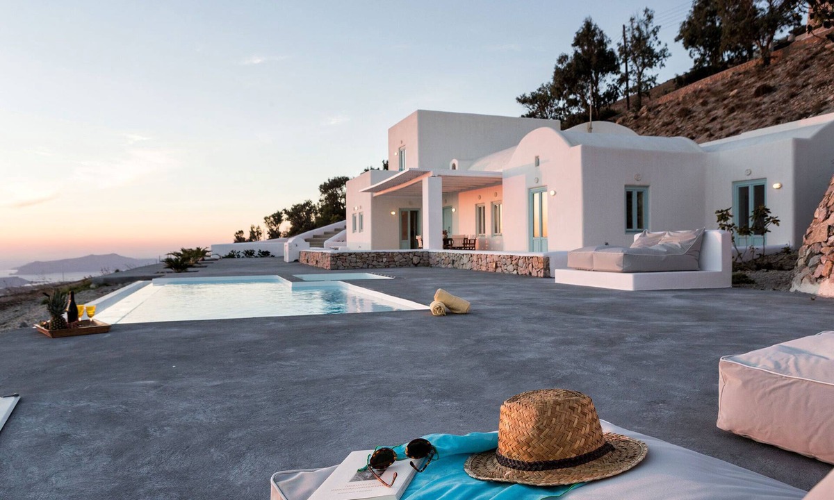 Santorini Villa | Sleeps8-Parking-Garden-Pool-SunSets-Barbeque