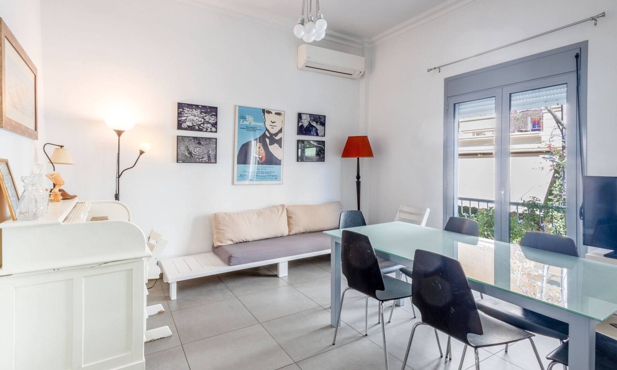 Neos Kosmos Ski Chalet | Spacious 4BR House near Acropolis | Roof Garden | 12 Guests