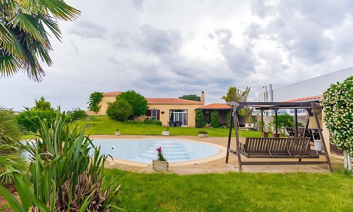Alexandroupoli Villa | Spacious Luxury 4-Bedroom Villa with Private Pool and Garden
