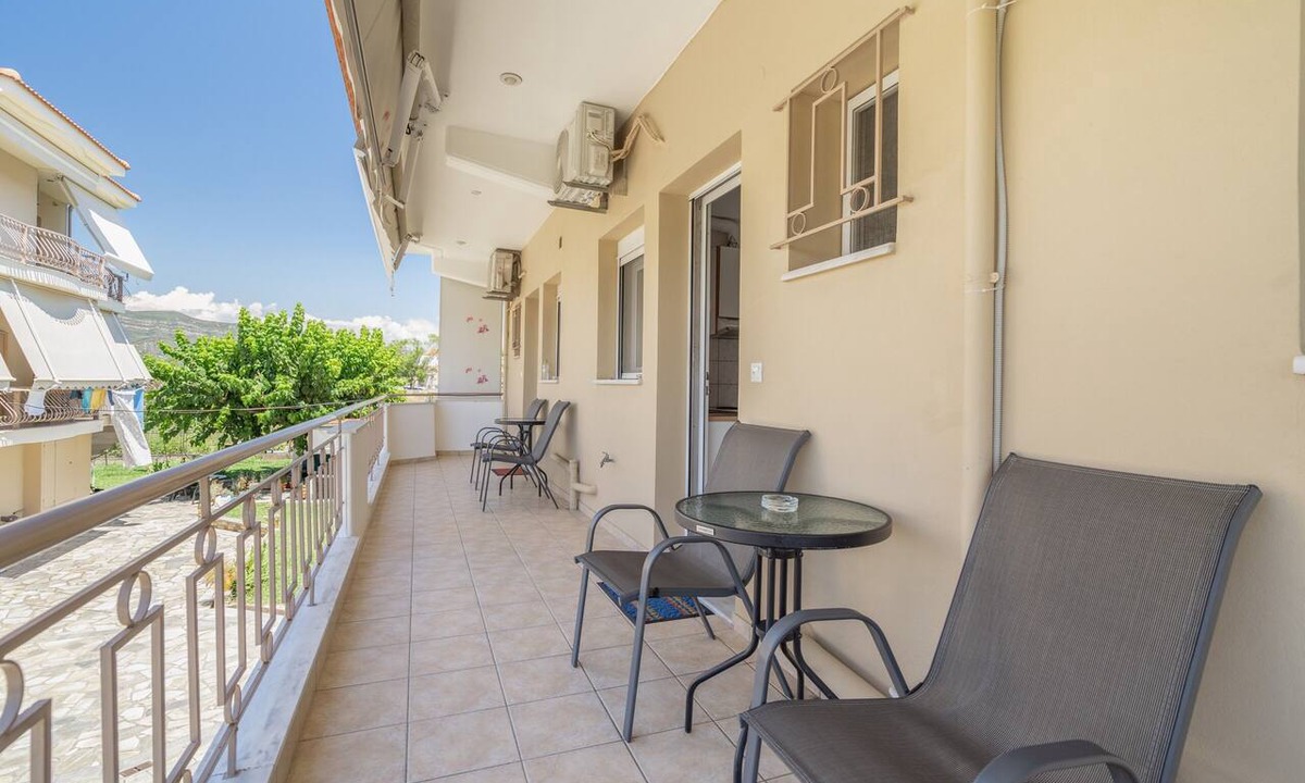 Mesolongi Apartment | Studio Apartment 'Flo's 4' with Shared Garden, Wi-Fi and Air Conditioning