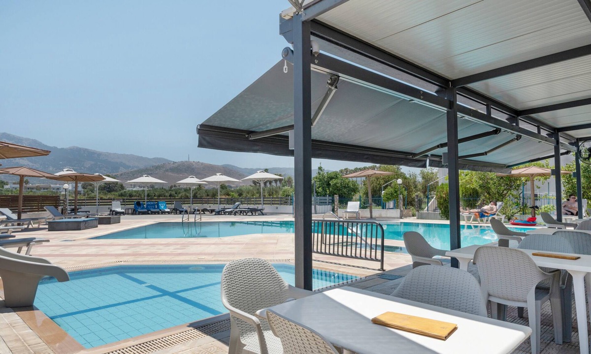 Tingaki Apartment | Studio Apartment 'Golden Sun 5' with Sea View, Shared Pool and Wi-Fi