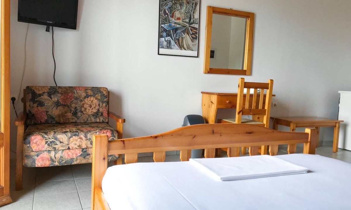 Lake Plastiras Apartment | Studio Apartment 'Hotel Antigoni - Double Room 1' with Lake View, Wi-Fi and Air Conditioning