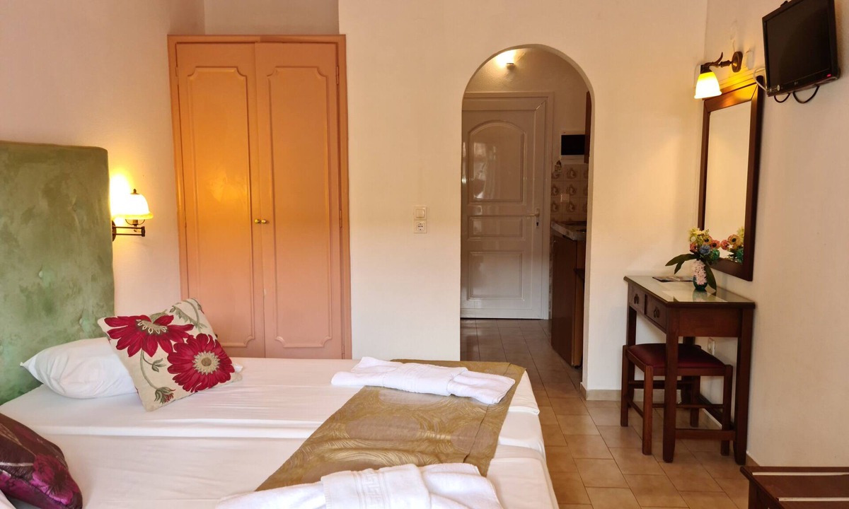 Benitses Apartment | Studio "Galini Studios 1" Near the Beach with Wi-Fi, A/C & Balcony