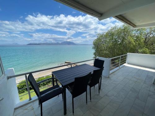 Nerantza Apartment | Stunning Beachfront Apartment Strátos