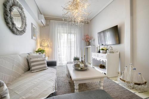 Pasalimani Apartment | Stylish Apartment with Balcony near Marina Zeas and Port Access
