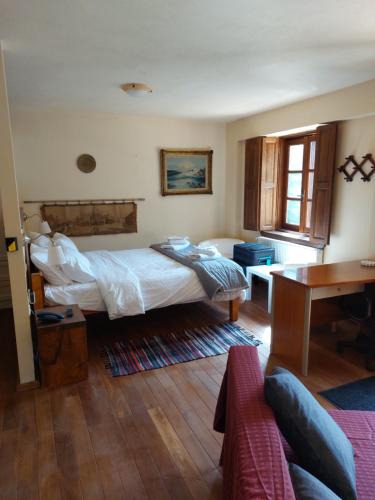 Karpenisi Apartment | Suite Korfes-Ένας Αυτόνομος Όροφος Πέτρινης Βίλας