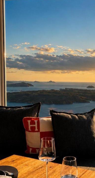 Firostefani Hotel | Sun Rocks Boutique Hotel - Caldera View Suites & Sunset Dining Experience