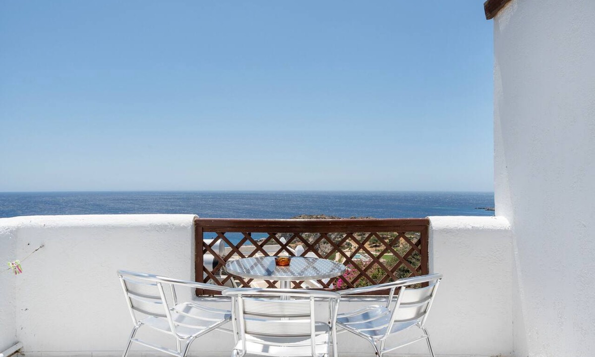 Menetai Apartment | Superior Top Floor Sea View Room with Private Balcony and Shared Pool