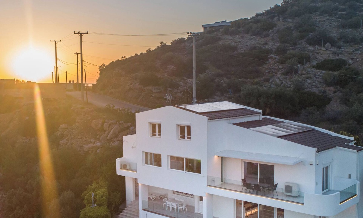 Saronida Villa | Terrific 4-bedroom villa with 2pools in lovely Saronida