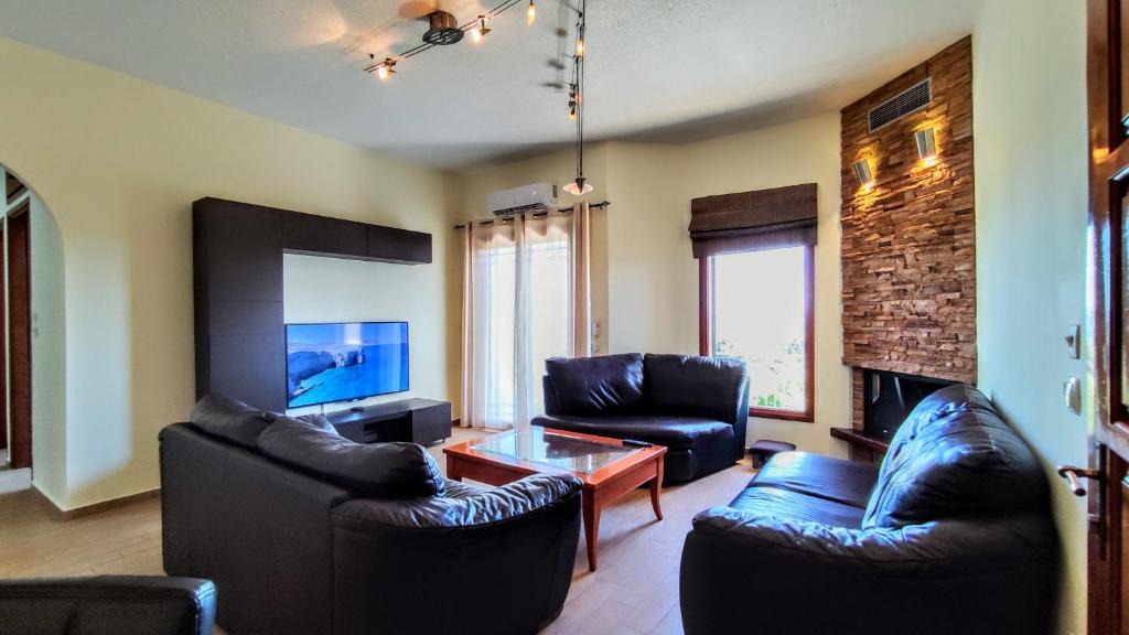 Nikopolis Apartment | The Elysian at Nicopolis 3BR Suite with Indoor Whirlpool Tub