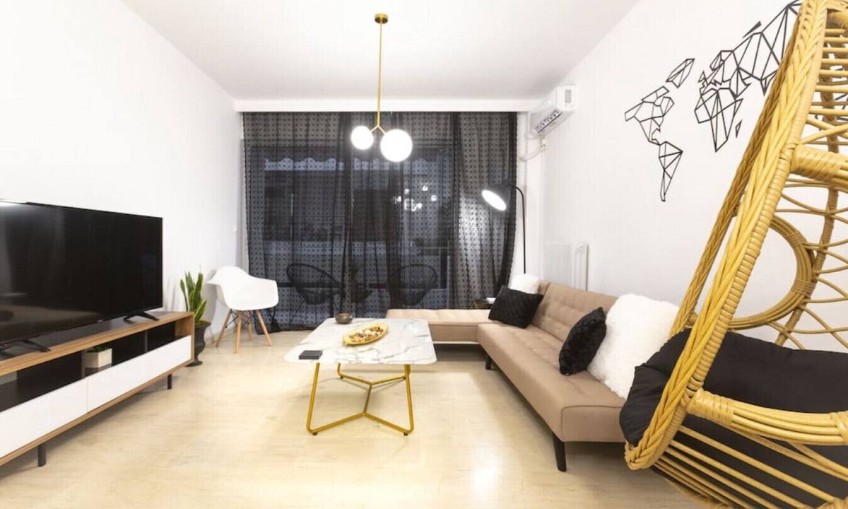 Pasalimani House | The White House, 2-BDR just steps from Marina Zeas