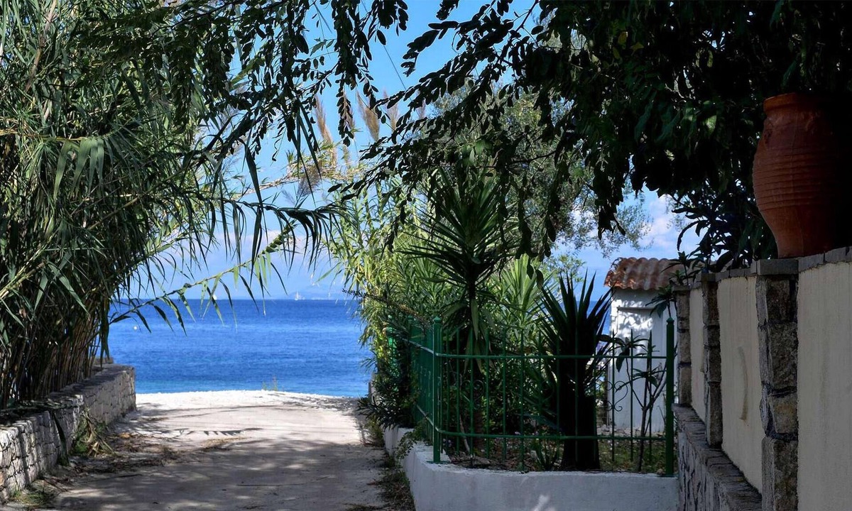 Longos House | This recently renovated beach house is located just a few steps behind Levrecchio beach and is surro
