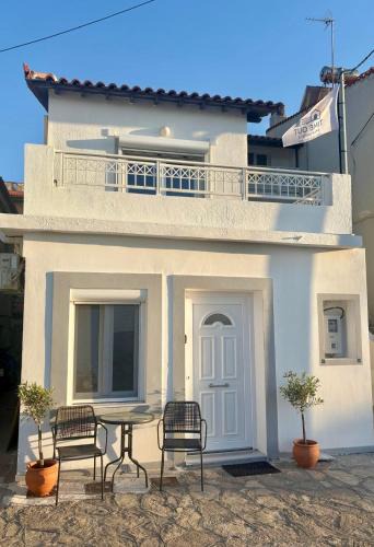 Agios Konstantinos Apartment | TimeOutApartments