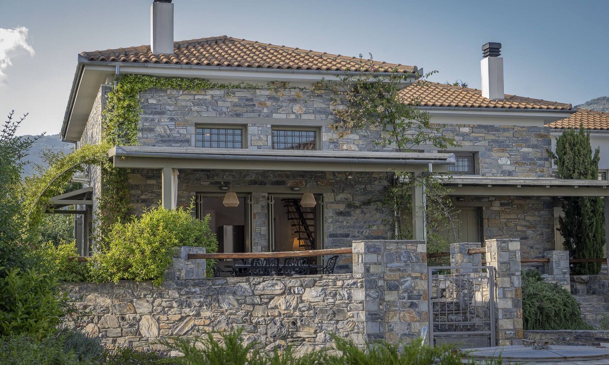 Ano Lechonia House | Traditional villa in a complex beside the sea.