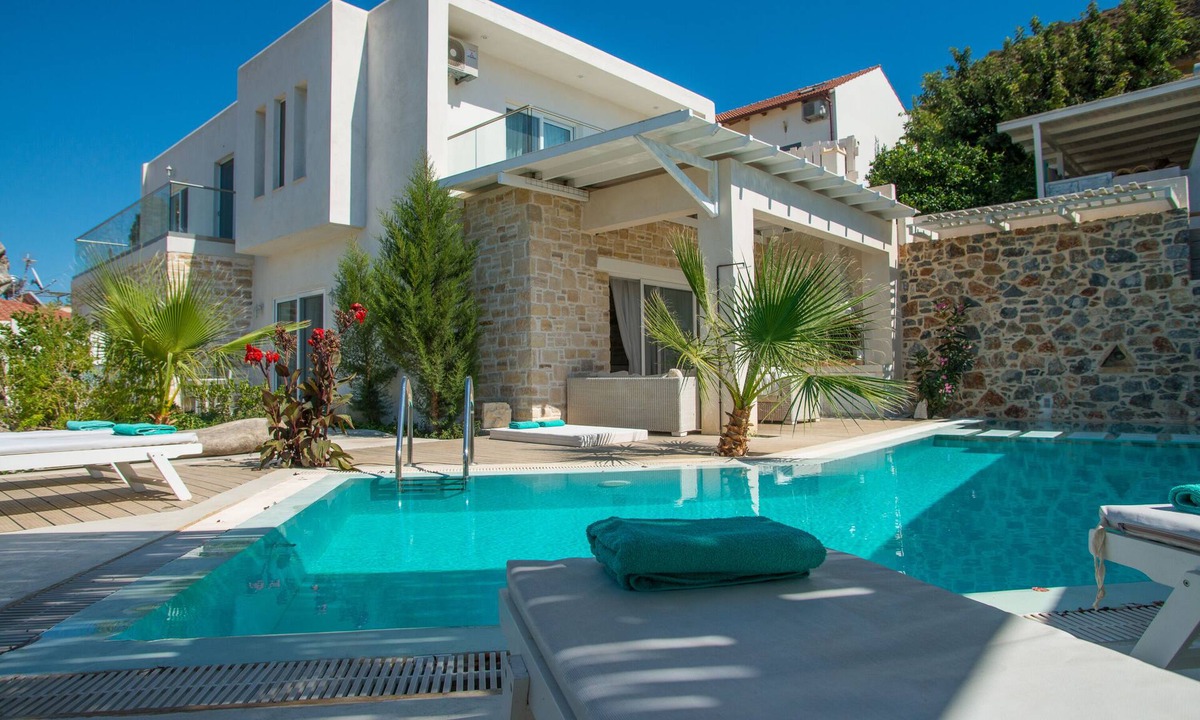 Pitsidia Villa | Unique & peaceful, nestled between mountains and sea, pool, jacuzzi, Wi-Fi.