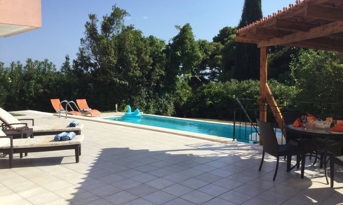 Kolaitis Apartment | VALERIANO NrKATELIOS,2 Bed Grd Floor Villa Apartment Private Pool,Full A/C,Wi-Fi