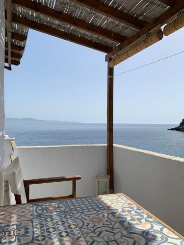 Exomvourgo House | Vathi Balcon Tinos