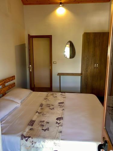 Mbrostar-Urë House | Velaj Guest House