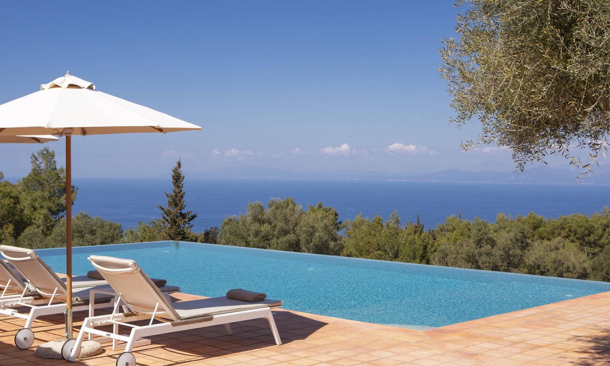 Tsoukaladhes Villa | Villa Borsa: Secluded Retreat with Sea Views, Gym and near famous beaches