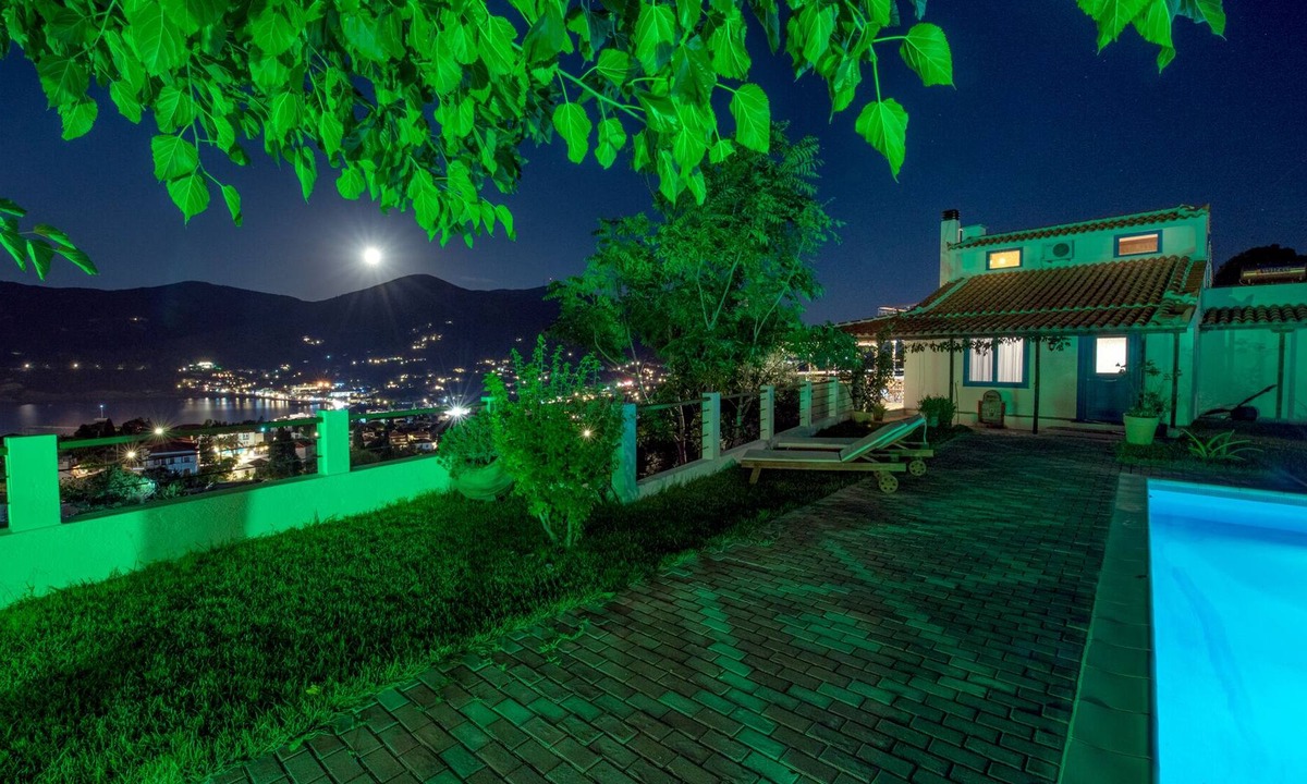 Skopelos Town Villa | VILLA CLIO-2klm from SKOPELOS, Amazing SEAVIEW, BBq, 6-9guests, 3BR+2BA, WiFi
