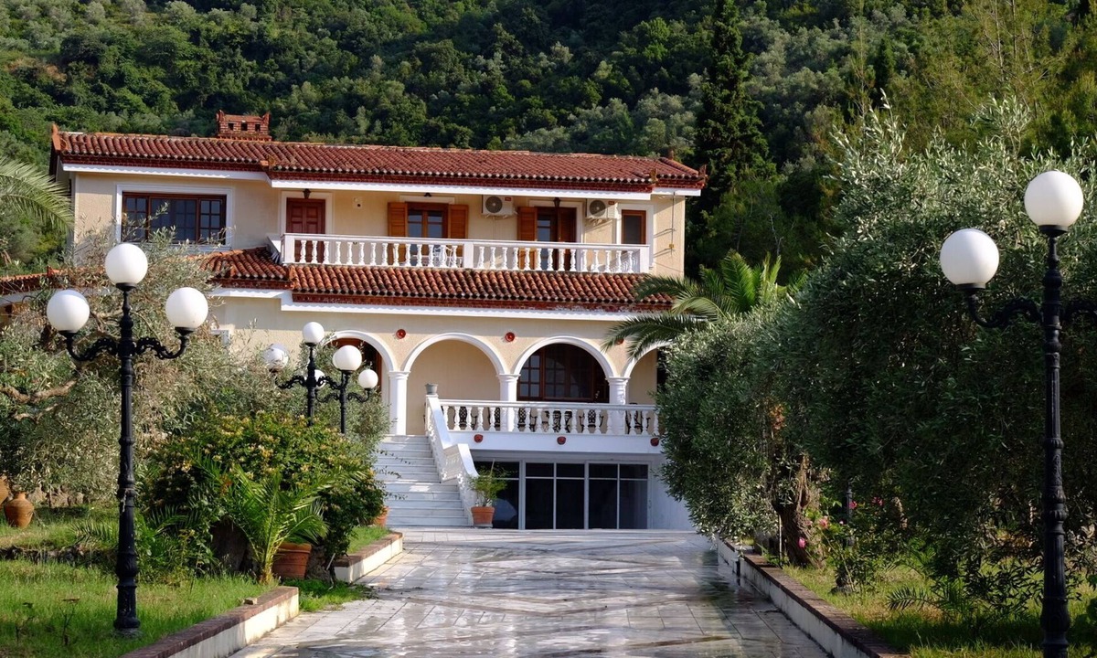 Istiaia-Aidipsos Villa | Villa Emmanuela – Spacious Coastal Retreat for Families & Friends