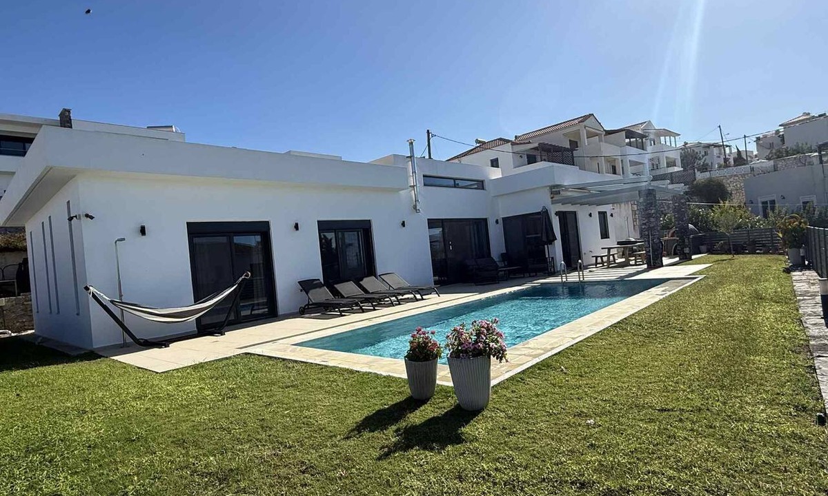 Plaka Villa | Villa Giil - a spacious, modern, family-friendly villa with a private pool