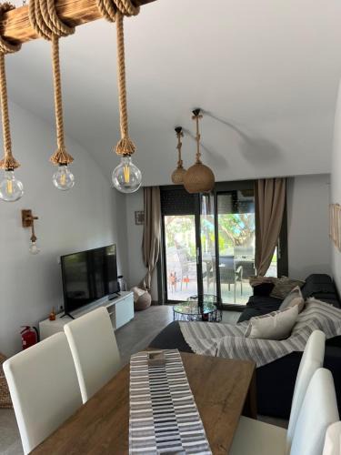 Limni Vouliagmenis House | Villa Nerόessa