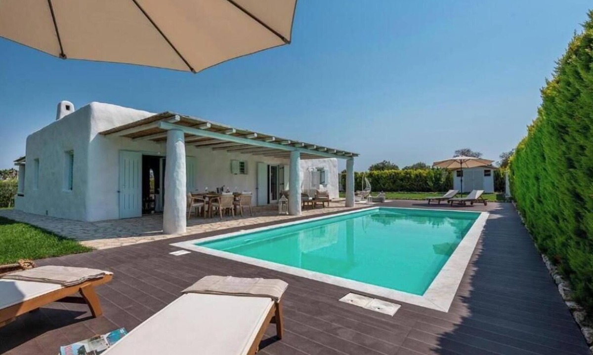 Tingaki Villa | Villa 'Perla Blanca' with Private Pool, Wi-Fi and Air Conditioning